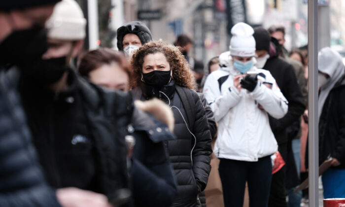 Las personas esperan en Manhattan para hacerse la prueba de detección de COVID-19 en la ciudad de Nueva York el 22 de diciembre de 2021. (Spencer Platt/Getty Images)