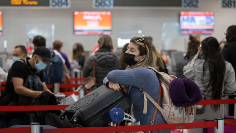 Viajeros en el Aeropuerto Internacional de Miami, el 23 de diciembre de 2021, en Miami, Florida. (Joe Raedle/Getty Images)