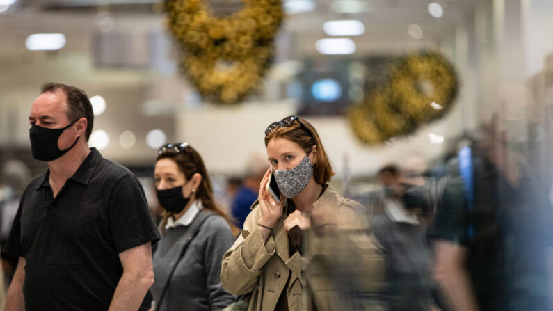 La gente lleva mascarillas mientras camina por la tienda de David Jones en Bourke Street, en Melbourne, Australia, el 24 de diciembre de 2021. (Diego Fedele/Getty Images)