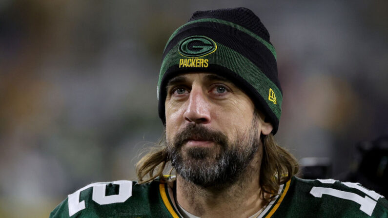 Aaron Rodgers #12 de los Green Bay Packers sale del campo después de vencer a los Cleveland Browns 24-22 en el Lambeau Field el 25 de diciembre de 2021 en Green Bay, Wisconsin. (Stacy Revere/Getty Images)