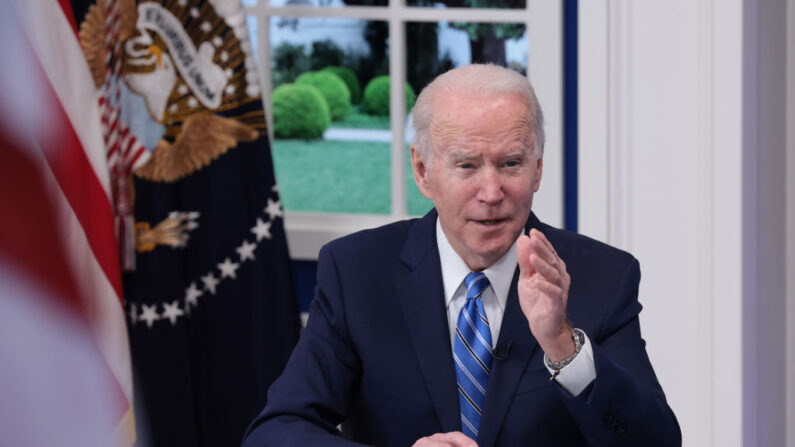 El presidente de los Estados Unidos, Joe Biden, habla durante una videollamada con el equipo de respuesta Covid-19 de la Casa Blanca y la Asociación Nacional de Gobernadores en el Auditorio de South Court en el Edificio de la Oficina Ejecutiva de Eisenhower el 27 de diciembre de 2021 en Washington, DC. (Anna Moneymaker/Getty Images)