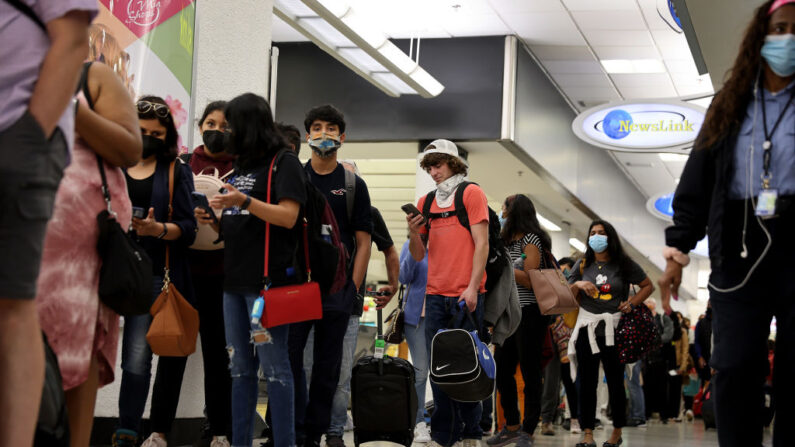 Los viajeros se abren paso en el Aeropuerto Internacional de Miami el 28 de diciembre de 2021 en Miami, Florida (EE.UU.). (Joe Raedle/Getty Images)