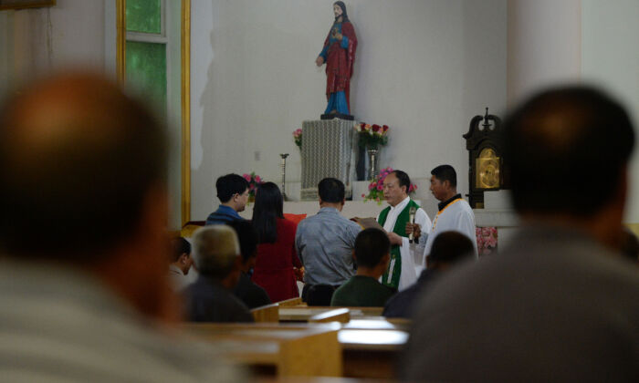 Los católicos chinos, que pertenecen a una iglesia "clandestina", asisten a una misa en Donglu, provincia de Hebei, China, el 22 de mayo de 2013. (Mark Ralston/AFP a través de Getty Images)
