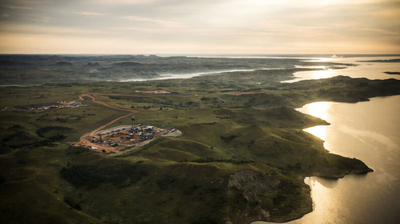 Una plataforma de perforación petrolera se ve en una vista aérea en las primeras horas de la mañana del 30 de julio de 2013 cerca de Bismarck, Dakota del Norte (EE.UU.). (Andrew Burton/Getty Images)