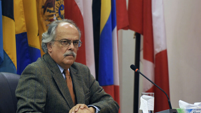 El abogado constitucionalista venezolano Allan Brewer Carías se sienta en el tribunal durante una audiencia pública por el caso Brewer Carías vs Venezuela en la Corte Interamericana de Derechos Humanos, en San José, el 3 de septiembre de 2013. (Hector Retamal/AFP vía Getty Images)