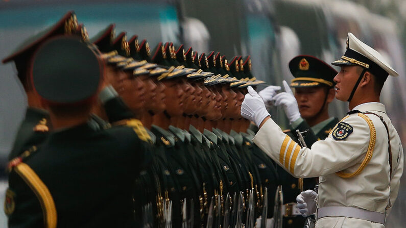 Soldados chinos se paran para ser inspeccionados durante una ceremonia de bienvenida al presidente de Venezuela, Nicolás Maduro Moros, en Beijing el 22 de septiembre de 2013. (Lintao Zhang/Getty Images)
