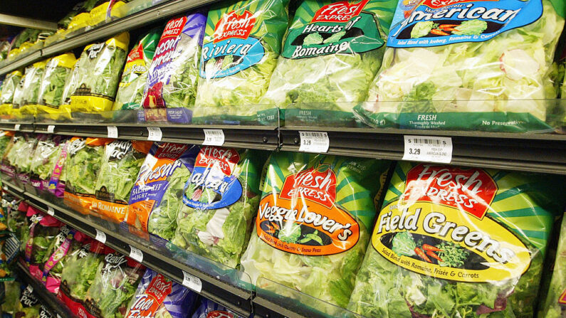 La ensalada envasada Fresh Express se encuentra en la estantería de un supermercado Bell Market el 19 de junio de 2003 en San Francisco, California (EE.UU.). (Justin Sullivan/Getty Images)