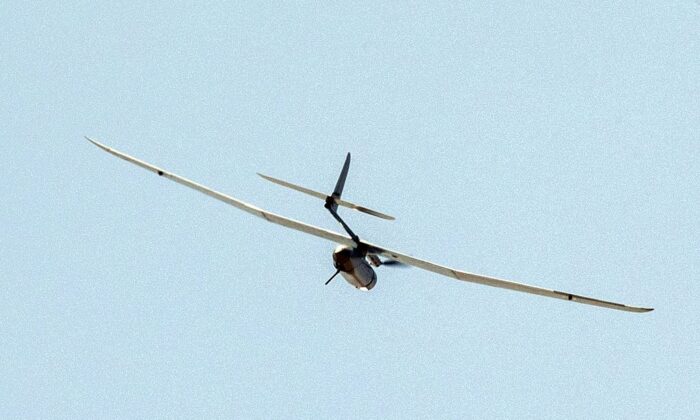 Avión no tripulado Skylark I del ejército israelí, que se utiliza con fines de vigilancia, vuela sobre una zona de despliegue del ejército cerca de la frontera de Israel con la Franja de Gaza el 14 de julio de 2014. (Jack Guez/archivo/AFP vía Getty Images)