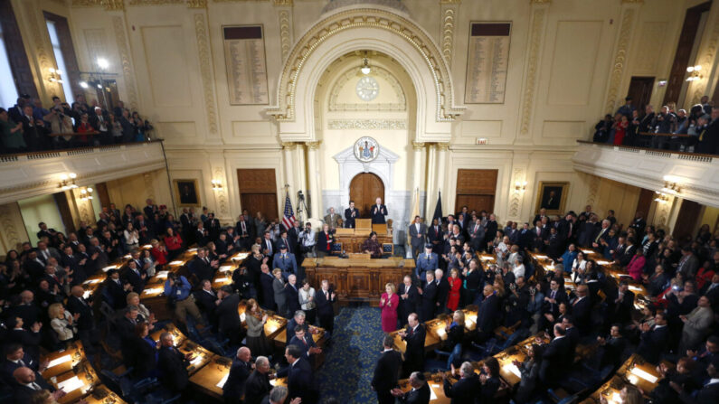 El exgobernador de Nueva Jersey, Chris Christie, llega para pronunciar el discurso sobre el estado del Estado en las Cámaras de la Asamblea en la Casa del Estado, en Trenton, Nueva Jersey, el 14 de enero de 2014. (Foto de Jeff Zelevansky/Getty Images)