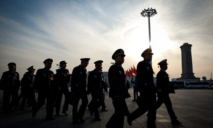 Los delegados militares chinos llegan al Gran Palacio del Pueblo antes de la tercera sesión plenaria de la legislatura de sello de goma de China, el Congreso Nacional del Pueblo (APN), en Beijing, China, el 12 de marzo de 2015. (Lintao Zhang/Getty Images)