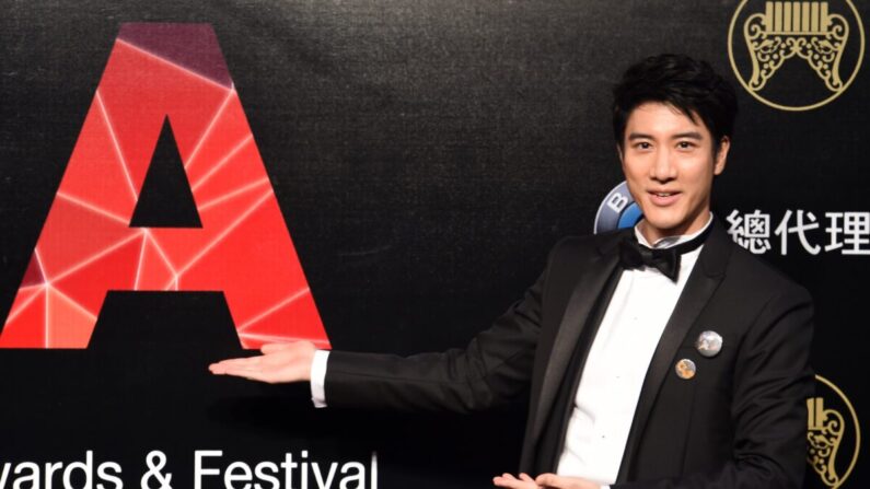 El cantante nacido en Estados Unidos Wang Leehom llega a la 26ª edición de los premios Golden Melody en Taipéi, Taiwán, el 27 de junio de 2015. (SAM YEH/AFP vía Getty Images)