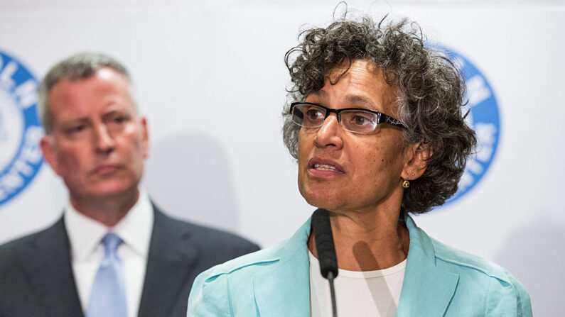 Mary Bassett, directora del Departamento de Salud de la ciudad de Nueva York, en una foto de archivo tomada el 4 de agosto de 2015 en el barrio del Bronx de la ciudad de Nueva York. (Andrew Burton/Getty Images)