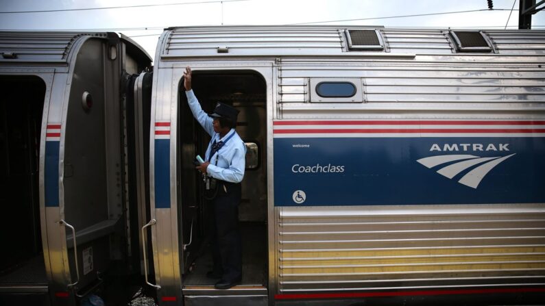 Un conductor de tren en un vagón de Amtrak, el 3 de septiembre de 2015, en New Carrollton, Maryland, Estados Unidos. (Alex Wong/Getty Images)