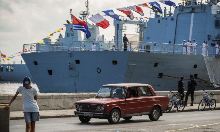La fragata Tipo 054A de la Marina china atraca en el puerto de La Habana, el 10 de noviembre de 2015. (Yamil Lage/AFP vía Getty Images)