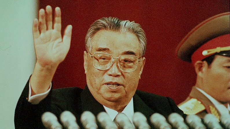 Esta foto de archivo fechada el 15 de abril de 1992 muestra al fundador norcoreano Kim Il-sung. Su hermano, Kim Yong-ju, y tío abuelo del actual líder, Kim Jong-un, ha fallecido a los 101 años, informaron este miércoles medios norcoreanos. (Ji Ji Press/AFP vía Getty Images)
