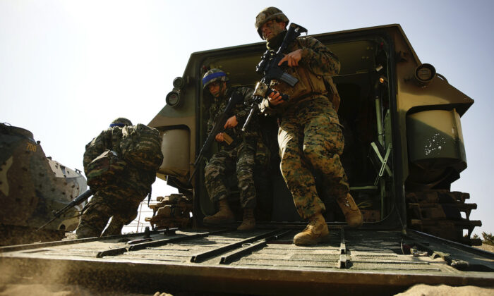 Imagen de archivo del equipo de desembarco del Batallón de la 3ª Fuerza Expedicionaria de Marines desplegado desde Okinawa, Japón, participando en una operación en Pohang, Corea del Sur, el 12 de marzo de 2016. (Woohae Cho/Getty Images)