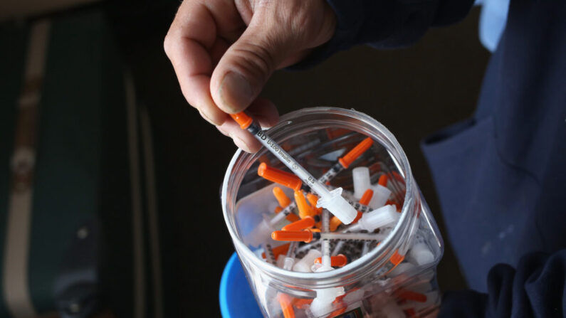 Un consumidor de drogas toma una aguja antes de inyectarse heroína en New London (Connecticut) el 23 de marzo de 2016. (John Moore/Getty Images)