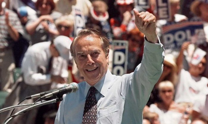 El excandidato presidencial republicano, Bob Dole, hace campaña en Woodland Hills, California, en 1996. (J. David Ake/AFP/Getty Images)