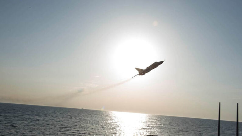 En esta foto de distribución proporcionada por la Marina de los Estados Unidos, muestra un avión de ataque ruso Sukhoi Su-24 haciendo una pasada a baja altura por el USS Donald Cook (DDG 75) el 12 de abril de 2016 en el Mar Báltico. Donald Cook, un destructor de misiles guiados de clase Arleigh Burke desplegado en Rota, España, está realizando una patrulla de rutina en el área de operaciones de la 6ª Flota de Estados Unidos en apoyo de los intereses de seguridad nacional de Estados Unidos en Europa. (Foto de la Marina de los Estados Unidos vía Getty Images)