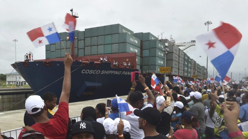 El buque mercante fletado por China Cosco Shipping Panamá durante la inauguración de la ampliación del Canal de Panamá en esta foto de archivo sin fecha. China continúa con su empeño de desplazar la influencia de Estados Unidos en la región, y ya ha puesto bajo su control partes del Canal de Panamá. (Rodrigo Arangua/AFP/Getty Images)