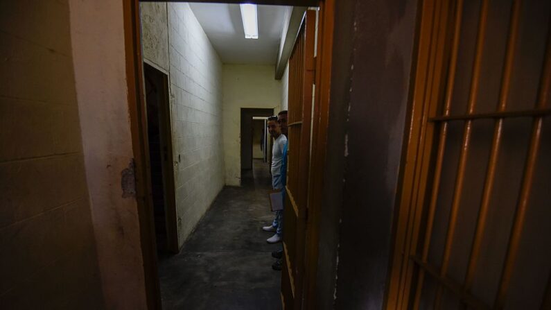 Reclusos son vistos en un sector de la prisión de El Rodeo, en Guatire, a 20 km de Caracas (Venezuela), el 1 de julio de 2016. (Juan Barreto/AFP vía Getty Images)