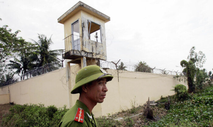 Policía vietnamita vigila en el exterior de la cárcel de Phuoc Co, en las afueras de la ciudad costera sureña de Vung Tau. Imagen de archivo de 2006. (Hoang Dinh Nam/AFP vía Getty Images)