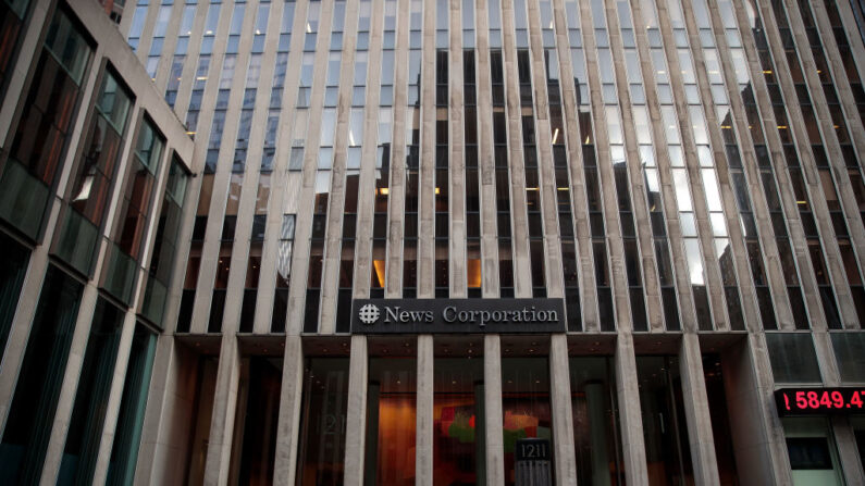 Una vista de la sede de News Corp. y Fox News en Midtown Manhattan, el 19 de abril de 2017 en la ciudad de Nueva York. (Drew Angerer/Getty Images)