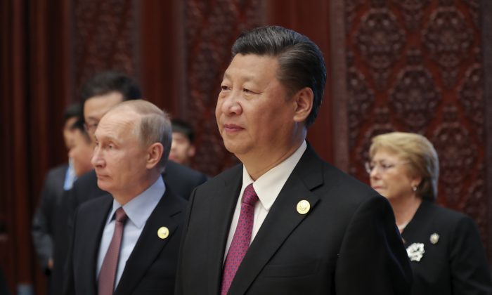 El líder chino, Xi Jinping, y el presidente ruso, Vladímir Putin, asisten a una cumbre de la Iniciativa de la Franja y la Ruta, en el Centro Internacional de Conferencias del Lago Yanqi, al norte de Beijing, el 15 de mayo de 2017. (Lintao Zhang/AFP/Getty Images)