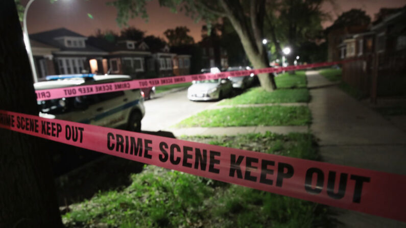 La cinta de la escena del crimen se extiende alrededor del frente de una casa donde le dispararon a un hombre el 28 de mayo de 2017 en Chicago, Illinois. (Scott Olson/Getty Images)
