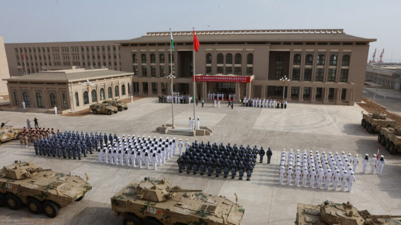 Personal del Ejército Popular de Liberación de China asistiendo a la ceremonia de inauguración de la nueva base militar china en Yibuti, el 1 de agosto de 2017. (STR/AFP vía Getty Images)