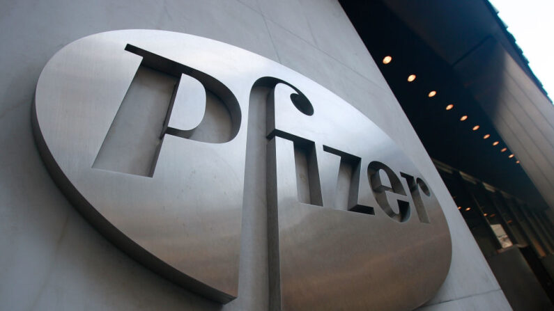 Un cartel de Pfizer cuelga en el exterior de su sede el 26 de enero de 2009 en la ciudad de Nueva York. (Mario Tama/Getty Images)