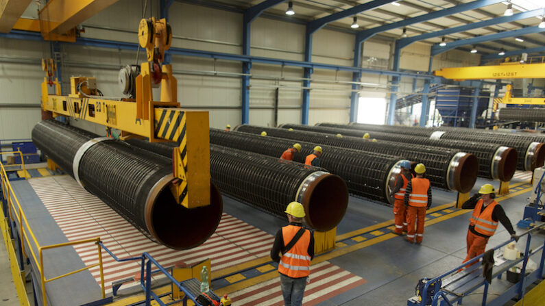 Una grúa transporta una tubería en una sala de producción en las instalaciones del Nord Stream 2 en Mukran, en la isla de Ruegen, Alemania, el 19 de octubre de 2017. (Carsten Koall/Getty Images)