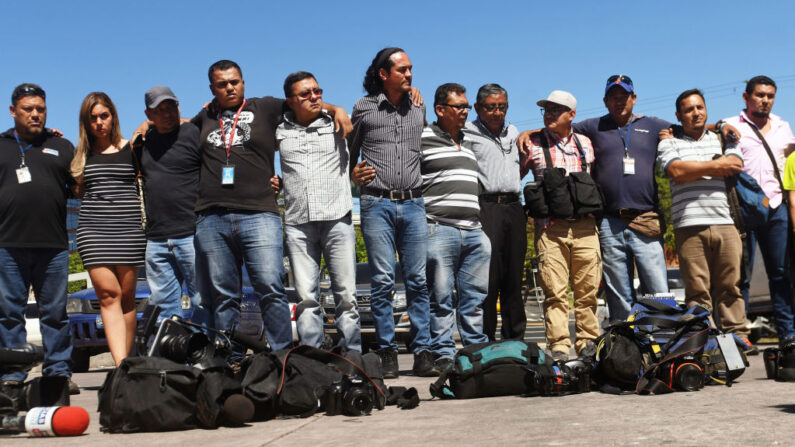 En una foto de archivo, periodistas salvadoreños realizan una protesta contra la violencia y en demanda de justicia para el camarógrafo asesinado Samuel Rivas, muerto en la víspera por presuntos pandilleros en San Salvador (El Salvador) el 17 de noviembre de 2017. (Marvin Recinos/AFP via Getty Images)