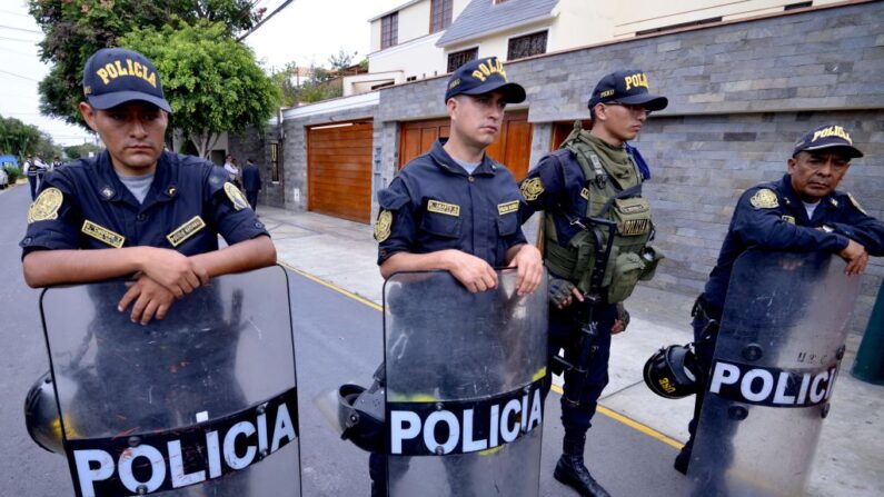 En una foto de archivo, se ven agentes de policía en Lima (Perú) el 7 de mayo de 2018. (Cris Bouroncle/AFP vía Getty Images)