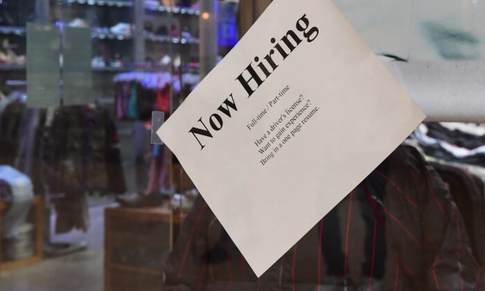 Un letrero dice: 'Ahora contratando' en el frente de una tienda en Montebello, California, durante la crisis de escasez de mano de obra en todo el país, el 9 de diciembre de 2021. (Frederic J. Brown/AFP a través de Getty Images)
