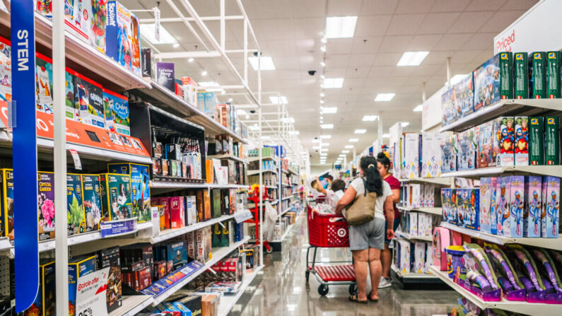 Una familia compra juguetes en una tienda Target en Houston, Texas, el 25 de octubre de 2021. (Brandon Bell/Getty Images)
