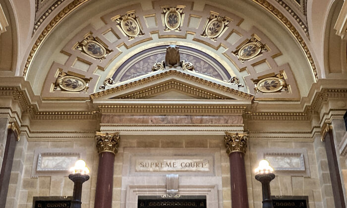 La Corte Suprema de Wisconsin (que se muestra aquí el 4 de diciembre de 2021) escuchará una impugnación a las órdenes de uso de mascarillas emitidas por la oficina de Salud Pública y el condado de Dane. (Joseph Hanneman/The Epoch Times)
