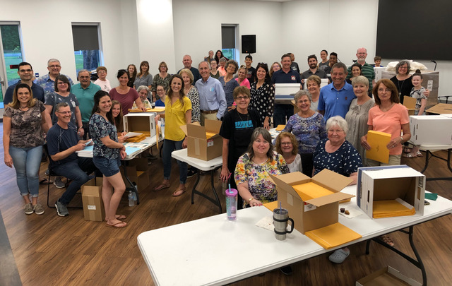 Un turno de un equipo grande de voluntarios que se reunió el 3 de mayo de 2021 en Gainesville, FL, en uno de los cuatro eventos de varios días para preparar Paquetes de Peticiones de Socios para distribuir en todo el estado. (Mark Minck)