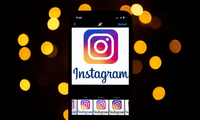 El logo de la red social Instagram se ve en un smartphone en Toulouse, Francia, el 28 de septiembre de 2020. (Lionel Bonaventure/AFP/Getty Images)