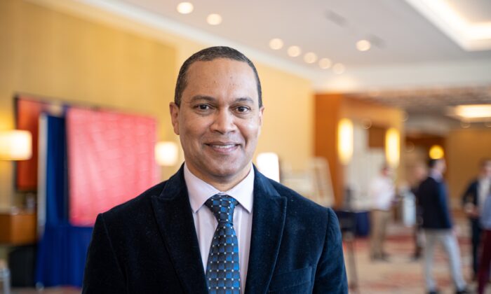 Dr. Jason Hill, autor de "¿Qué le deben los estadounidenses blancos a los negros? Justicia racial en la era de la postopresión", en la Conferencia Nacional de Conservadurismo en Orlando, Florida, el 2 de noviembre de 2021. (Bao Qiu/The Epoch Times)