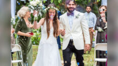 Mujer sorprende a su prometido ciego con un vestido de novia táctil: «Me sentí como su reina»