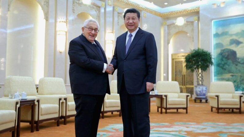 El jefe de Estado chino Xi Jinping estrecha la mano del exsecretario de Estado estadounidense Henry Kissinger en el Gran Salón del Pueblo en Beijing, China, el 17 de marzo de 2015. Desde que ayudó a conseguir la apertura de China a Estados Unidos en 1972, Kissinger ha sido uno de los principales defensores de la participación de China. (Feng Li/Pool/Getty Images)