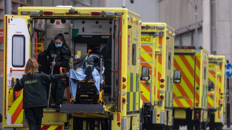 El personal de las ambulancias traslada a los pacientes al Royal London Hospital en Londres, el 23 de diciembre de 2021. (Dan Kitwood/Getty Images)