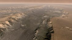Encuentran “cantidades significativas de agua” en la versión gigante del Gran Cañón de Marte
