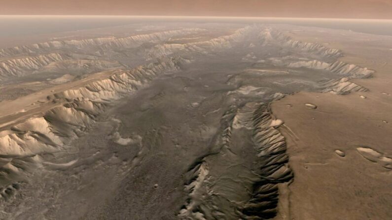 El Gran Cañón de Marte, Valles Marineris, en la superficie del planeta en esta imagen compuesta realizada a bordo de la nave espacial Mars Odyssey de la NASA. (NASA/Arizona State University vía Getty Images) 