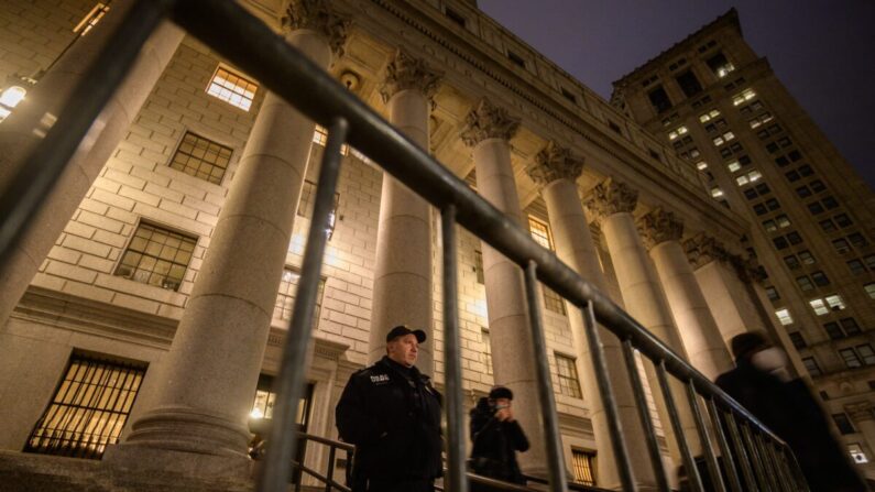 El palacio de justicia en el bajo Manhattan donde el jurado delibera el veredicto en el juicio por delitos sexuales de Ghislaine Maxwell, en Nueva York el 27 de diciembre de 2021. (Ed Jones/AFP a través de Getty Images)