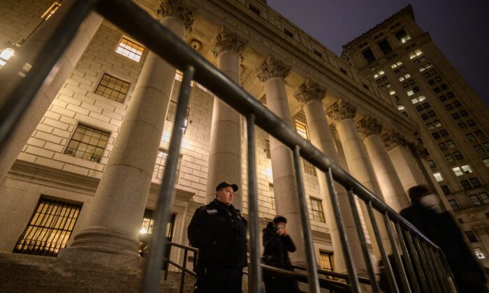 Una vista general muestra el palacio de justicia en el bajo Manhattan donde un jurado deliberó el veredicto en el juicio por delitos sexuales de Ghislaine Maxwell, en Nueva York, el 27 de diciembre de 2021. (ED JONES/AFP a través de Getty Images)
