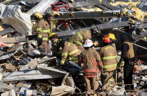 Rescatistas revisan lo que queda de la fábrica de velas de Mayfield después de que fuera destruida por un tornado, en Mayfield, Kentucky, el 11 de diciembre de 2021. (John Amis/AFP a través de Getty Images)
