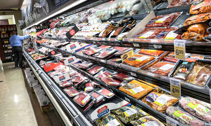 Un cliente compra carne en una tienda Safeway en San Francisco, California, el 4 de octubre de 2021. (Justin Sullivan/Getty Images)