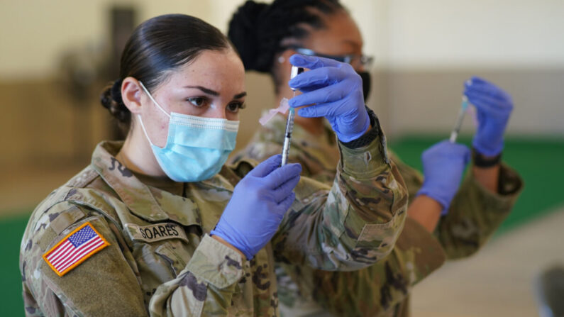 La soldado Kailee Soares prepara una dosis de la vacuna contra el COVID-19 durante una campaña para vacunar a los miembros de la Guardia Nacional de Hawái asignados a la respuesta del grupo de trabajo del COVID-19 en la isla de Kauai, el 12 de enero de 2021. (Guardia Nacional Aérea de EE.UU. /Sargento Mayor Andrew Jackson)
